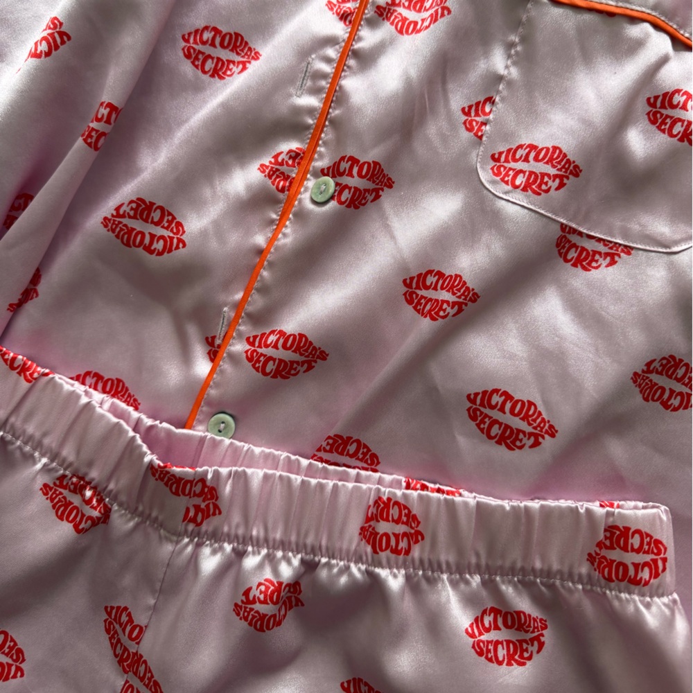 Victoria's Secret Afterhours Satin Lip-Print Sleep Set - Picture 2 of 4